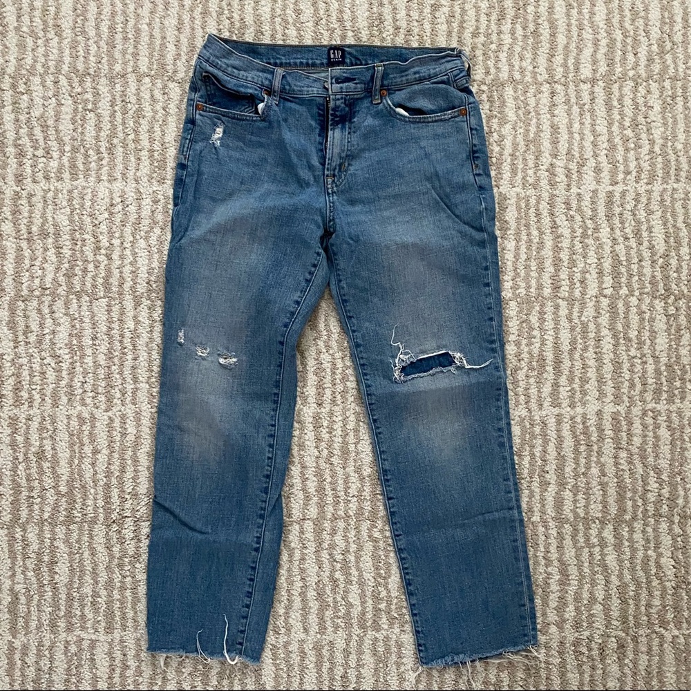 Gap girlfriend jeans. Size 6, only worn a few times.